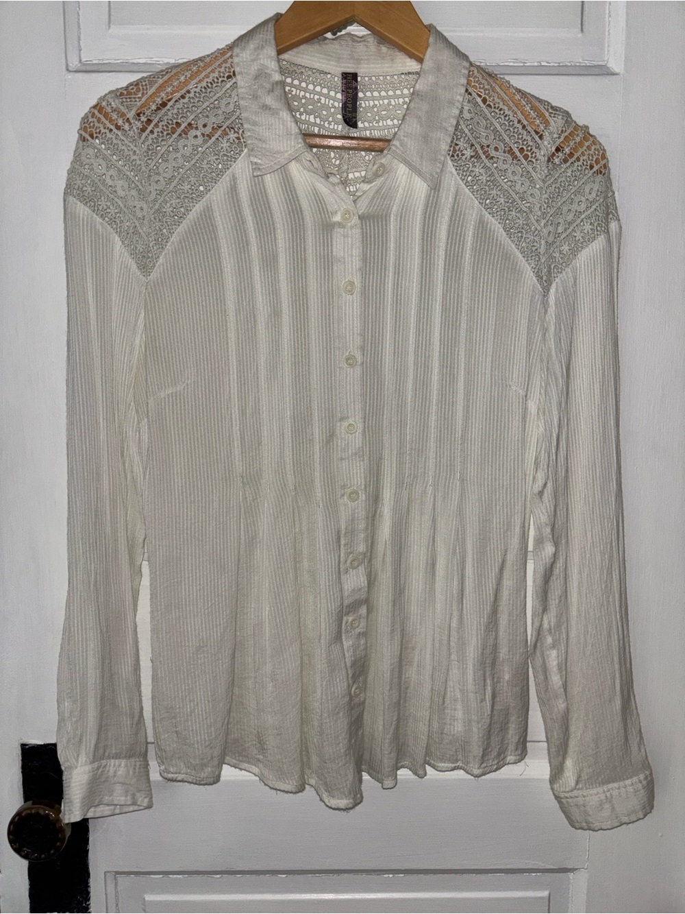 FREE PEOPLE LONG SLEEVE BUTTON DOWN WITH
CROCHET LACE INSERTS